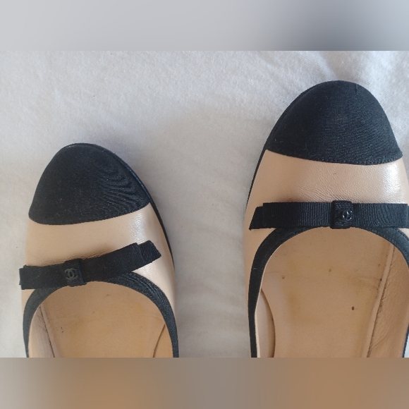 Chanel Shoe Size 40 beige & Black Leather Almond Toe Interlocking CC flat Shoes - Picture 8 of 12
